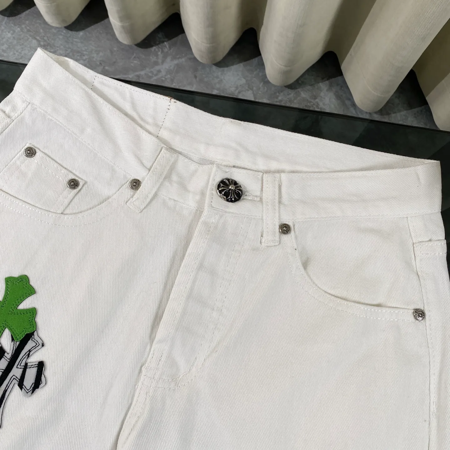 P240 chrome hearts Chrome Hearts 2025 new London limited apple green cross patch leather white jeans vi Top heavy industry fashionable design] Consistent high street luxury style creation. Speaking of this style, the Zangyin family and GU family are definitely the leading representative brands. Especially the Zangyin family has really achieved a state-of-the-art effect in creating high street style. The unique washed material is used to create this style. The color system is quite eye-catching. After it is decorated with patchwork cross flowers, it cleverly highlights the charm of the brand. Secondly, this style uses classic The classic high-waist cutting design highlights the long legs and fashionable temperament of the upper body. The brand is highly recognizable and the slim fit configuration is more suitable for daily wear. It is a product that interprets personality, fashion, and specifications at a glance. This single product is enough to make any fan excited. It can be a white T-shirt for youthful preppy style, or a tight suspender for lady style. It has strong matching ability and can be easily controlled by men.  [Materials and craftsmanship] Needless to say, this point goes without saying. As an excellent craftsman brand, Zangyin’s requirements for details and craftsmanship are really perfect. The washed color of this model has gone through so many processes, not to mention the embellishment of denim appliques. It is also purely hand-made and sewn. Just like what they believe in, only hand-made things have soul and have the meaning of wear. A top-notch heavy-duty fashionable denim item, I look forward to your perfect interpretation! !  Size:28-34